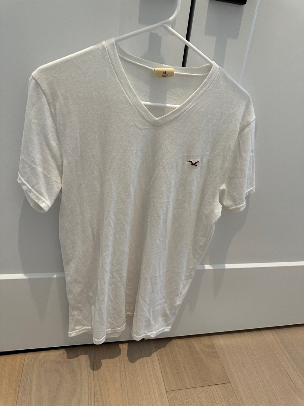 Hollister Men's White V-Neck Tee with Small Maroon Logo
